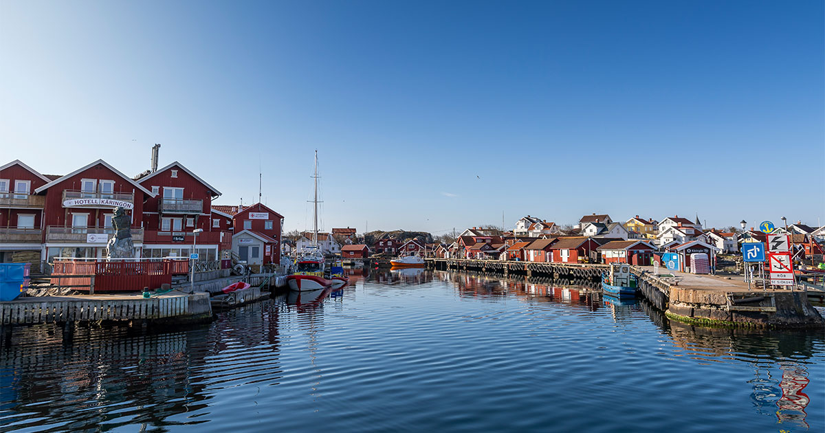 Käringön, hav, hus och båtar.
