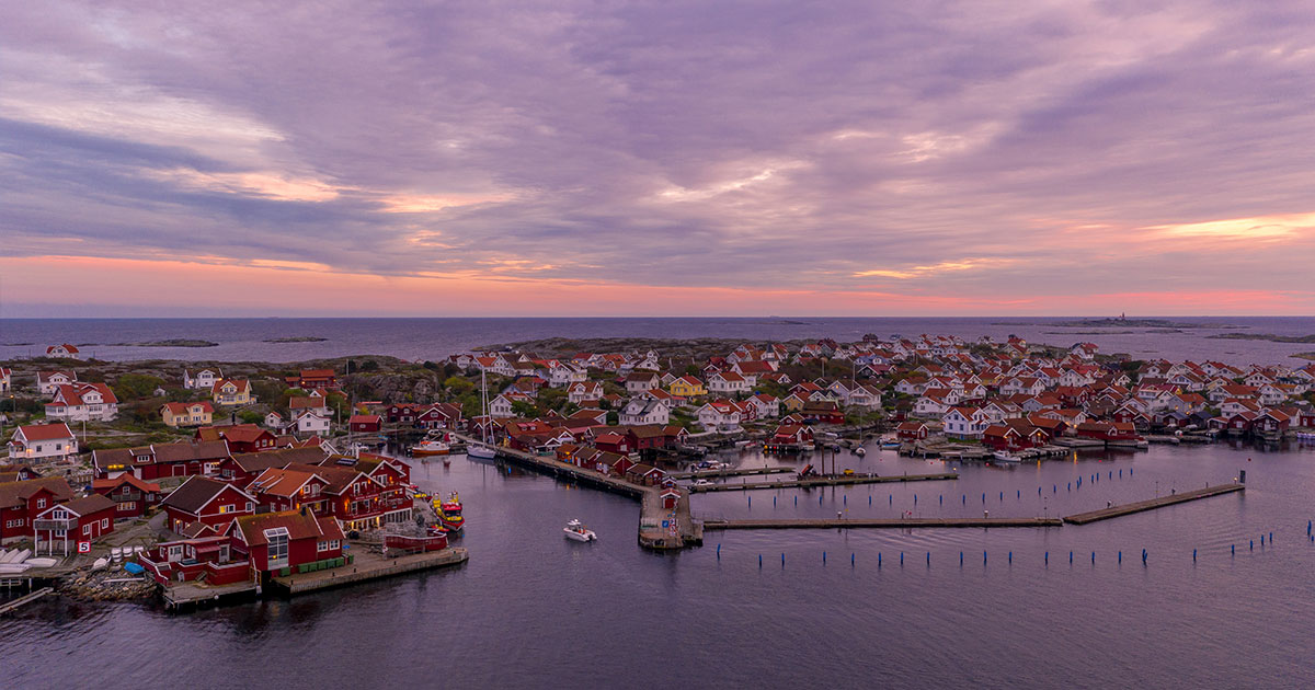 Charterbåt vid Käringön i solnedgången. Foto av Amplifyphoto.