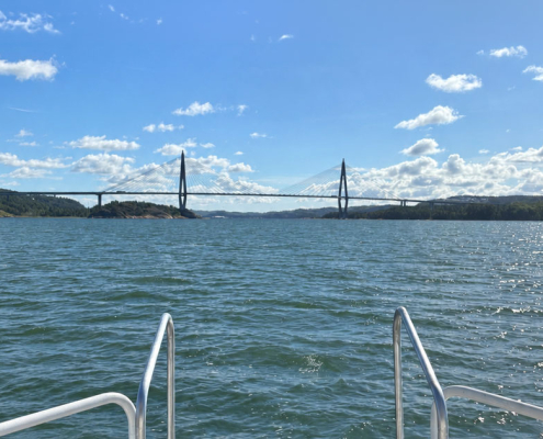 karingon-hav-tjornbron Båt på vatten vid Tjörnbron.