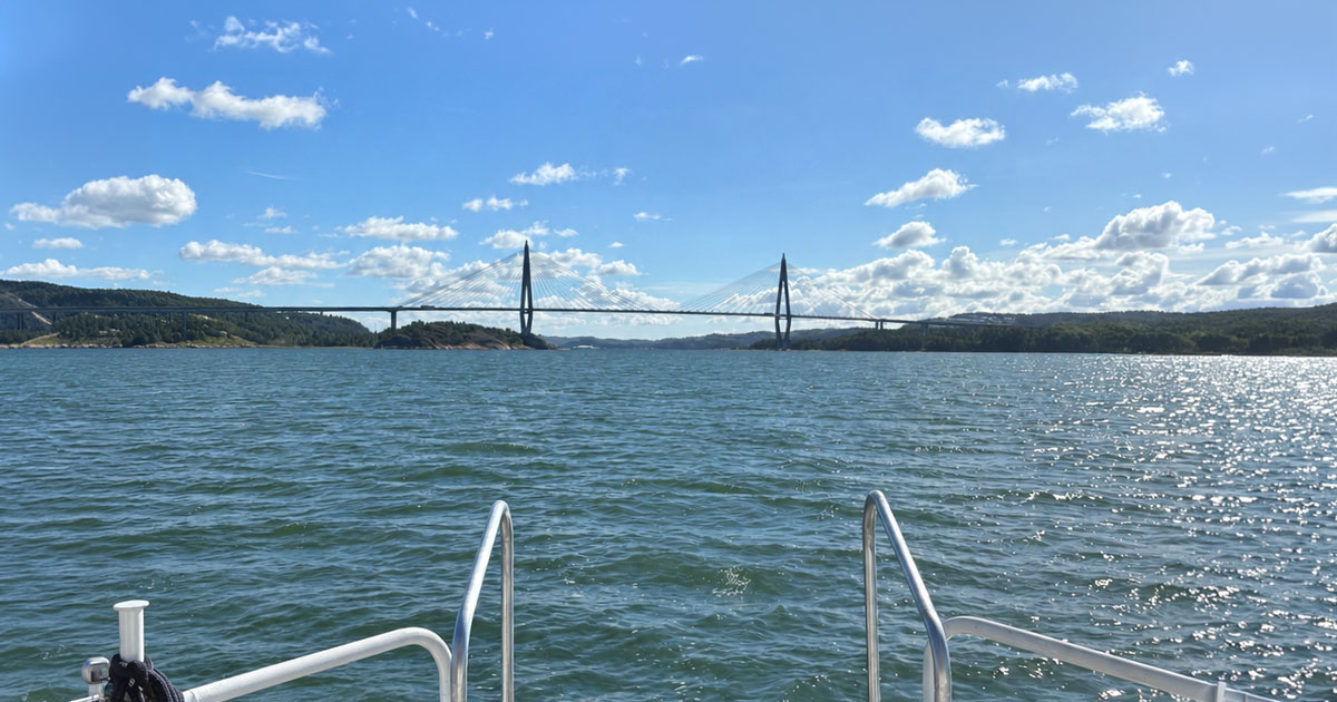 Båt på vatten vid Tjörnbron.